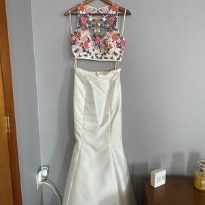 🎉HP🎉Floral Embroidered Mermaid Style size 8 Prom Formal Gown